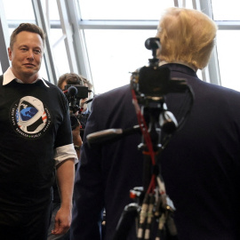 Foto de archivo de Elon Musk con Donald Trump (de espaldas) en el Centro Espacial Kennedy, en Cabo Cañaveral, Florida.