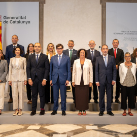 El president de la Generalitat de Catalunya, Salvador Illa (c), posa junto a los nuevos consellers durante el acto de toma de posesión del Govern catalán, en el Palau de la Generalitat.