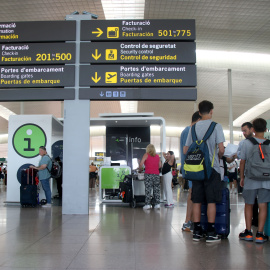 La terminal 1 de l'aerport de Barcelona amb una continu de gent desfilant