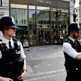 Dos agentes de la Policía de Londres acordonan la zona del apuñalamiento.