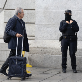 El exconseller de la Presidencia en el Govern de Artur Mas Francesc Homs a su llegada al juicio en el Tribunal de Cuentas, a 17 de noviembre de 2023.