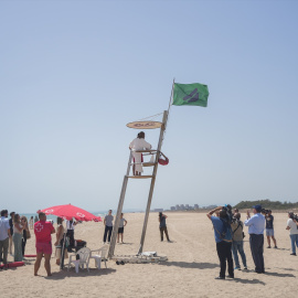 La alcaldesa de Valencia, María José Catalá, pone la bandera verde durante una visita a las playas de El Saler, a 19 de julio de 2024, en Valencia, Comunidad Valenciana (España).