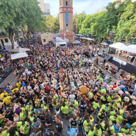 La plaça de la Vila de Gràcia durant el lliurament dels premis de guarnits de la Festa Major de Gràcia 2023