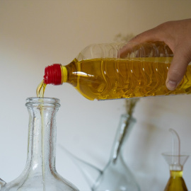 Una persona echa aceite en una aceitera, a 21 de junio de 2024, en Barcelona, Catalunya (España).