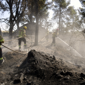 Bombers remullant la zona de l'incendi de Ciutadilla aquest dijous al matí