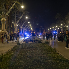 Imagen de archivo de varias personas celebrando un botellón en las calles de Barcelona. - EUROPA PRESS