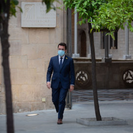 Imagen de archivo del president de la Generalitat, Pere Aragonès, andando al lado de una bandera de Catalunya, en Barcelona. - EUROPA PRESS