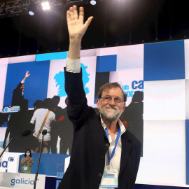 El expresidente del Gobierno Marian Rajoy saluda a los asistentes de la clausura del 17 congreso del PP de Galicia, celebrado este sábado, en Santiago de Compostela.