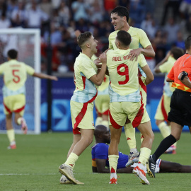 Los jugadores españoles celebran la medalla de oro conseguida tras vencer a Francia en París.