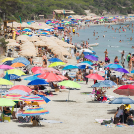 10/08/2024 Bañistas en una playa de Ibiza en el verano de 2023.