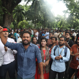 10 de agosto de 2024. Grupo de manifestantes en las instalaciones del Tribunal Supremo de Bangladesh, a 10 de agosto de 2024.