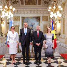 26 de junio de 2023. Foto de archivo del expresidente argentino Alberto Fernández y su esposa Fabiola Yánez con el presidente rumano Klaus Iohannis y a su esposa Carmen Johannis en el palacio de gobierno, el 26 de junio de 2023.