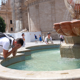 10 de agosto de 2024. Un joven refrescándose en una fuente por las altas temperaturas de la cuarta ola de calor, a 10 de agosto de 2024.