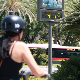 14/08/2024 Una joven circula en bicicleta en Sevilla, donde las temperaturas han superado los 40ºC esta semana. Foto de archivo.