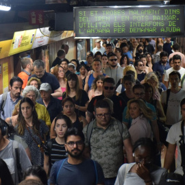 Acumulació de viatgers a l'L4 del metro de Barcelona, en una imatge d'arxiu Acumulació de viatgers a l'L4 del metro de Barcelona, en una imatge d'arxiu