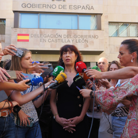 La ministra de Igualdad, Ana Redondo, atiende a medios tras un minuto de silencio por la última víctima de violencia de género, en Valladolid, Castilla y León.