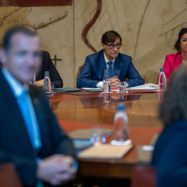 El president de la Generalitat, Salvador Illa (c), durante el primer Consell Executiu del Govern, en el Palau de la Generalitat, en Barcelona, Catalunya.