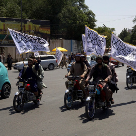 Varios talibanes montados en moto y con banderas participan en una marcha para conmemorar el tercer aniversario de la caída de Kabul y su llegada al poder en Afganistán. REUTERS/Sayed Hassib