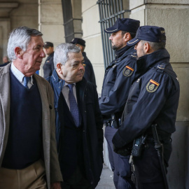 Foto de archivo del exviceconsejero de Empleo, Agustín Barberá (d); a su llegada al juicio del caso ERE en la Audiencia Provincial de Sevilla.