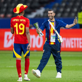 Foto de archivo de Lamine Yamal (i) con su padre, Mounir Nasroui (d), en la celebración de la Eurocopa 2024.