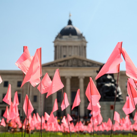 Banderas frente al Edificio Legislativo de Manitoba (Canadá) el 1 de julio de 2021 tras encontrarse 182 tumbas en un internado canadiense para indígenas.