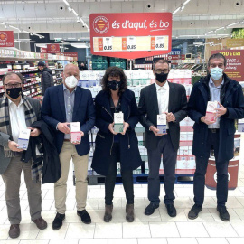 La consellera  de Agricultura​ del Govern de la Generalitat, Teresa Jordà, con los representantes de supermercados Lidl y de la Cooperativa Campllong, cuando se anunció el acuerdo entre ambas compañías