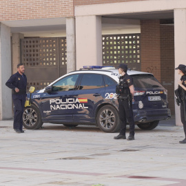 Varios agentes de la Policía en el lugar donde tuvo lugar el asesinato de una mujer en Valladolid, a 12 de agosto de 2024.