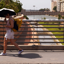 1 de agosto de 2024. Una persona se resguarda del calor en Málaga, a 1 de agosto de 2024.