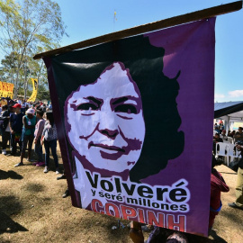 Pancarta con la imagen de Berta Cáceres, defensora de la tierra hondureña asesinada en 2016.