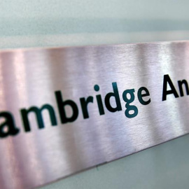 Vista de la placa de las oficinas de la consultora británica Cambridge Analytica en Londres. (EFE/ Andy Rain)