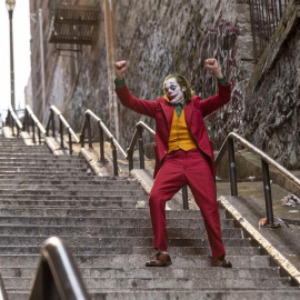 Captura del momento en el que Joaquin Phoenix baila en las famosas escaleras en la película 'Joker'. / EFE