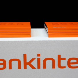 El logo de Bankinter en una mesa con la documentación para una de las juntas de accionistas del banco. REUTERS