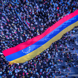 Ciudadanos venezolanos que residen en Perú protestan este sábado, para rechazar los resultados de las elecciones celebradas el 28 julio, en la plaza Manco Capac, en Lima (Perú)