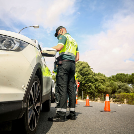 Un policía para a los coches para someter a pruebas de control de consumo de drogas y alcohol. Foto de archivo.