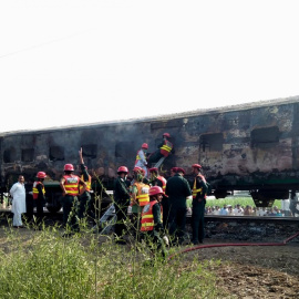 31/10/2019.- Los equipos de rescate trasladan los cuerpos de las víctimas después de que un incendio envolvió un tren de pasajeros cerca de Rahim Yar Khan, Pakistán. EFE / EPA / STRINGER