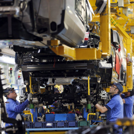 Trabajadores en una fábrica de automóviles. EFE