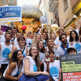 Els veïns del carrer Mozart celebrant el premi com a via millor guarnida de les festes d'enguany.