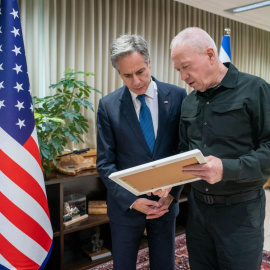 El secretario de Estado estadounidense, Antony Blinken, y ministro de Defensa israelí, Yoav Gallant, en Tel Aviv.