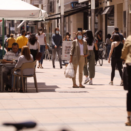 1/4/22-Personas paseando por Vitoria, a 16 de julio de 2021.