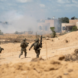 Imagen de archivo de tres militares isrealíen en una operación terrestre en Gaza.