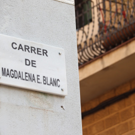 La nova placa del carrer de Santa Àgata, que ara porta el nom d'Àgata Badia Puig-rodon