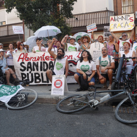 Concentración convocada por la Asamblea Popular de Carabanchel para denunciar las condiciones sanitarias del Centro de Salud de Abrantes, en el distrito de Carabanchel, Madrid.