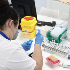 20/08/2024 Una técnica de laboratorio trabaja con pruebas PCR para la detección de mpox o viruela del mono en Madrid. Foto de archivo.