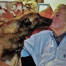 Alain Delon y su perro Loubo, en una foto de archivo.