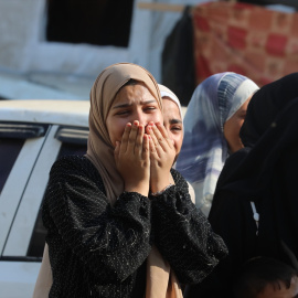 20/08/2024 Varias mujeres se despiden de sus seres queridos tras el último ataque isarelí en Deir al Balah, en el centro de la Franja de Gaza, a 20 de agosto de 2024.