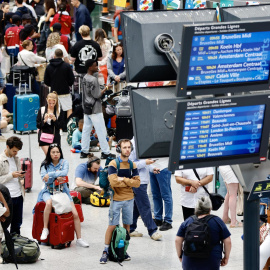 Usuarios esperan en la estación de Gare du Nord en París tras el ataque a la red ferroviaria, a 26 de julio de 2024.