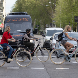 Foto de archivo de varias personas en bicicletas eléctricas, a 5 de abril de 2024, en Madrid.