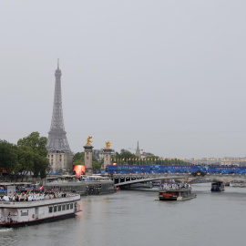 26/07/2024 Atletas navegan por el río Sena durante la Ceremonia de Inauguración de los Juegos Olímpicos de París 2024, en París, Francia.