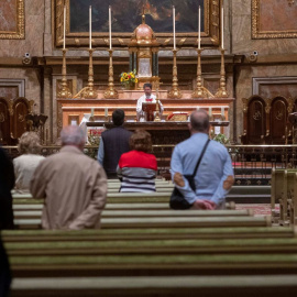 Varias personas asisten a misa en la Basílica de San Miguel el primer día de fin de las restricciones de aforo en Madrid, a 4 de octubre de 2021, en Madrid.