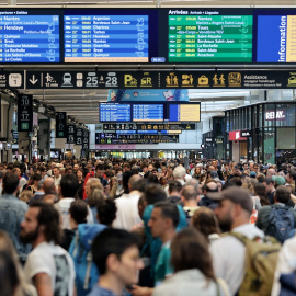 26 de julio de 2024. Decenas de pasajeros en las salidas de la estación de Montparnasse, París, a 26 de julio de 2024.